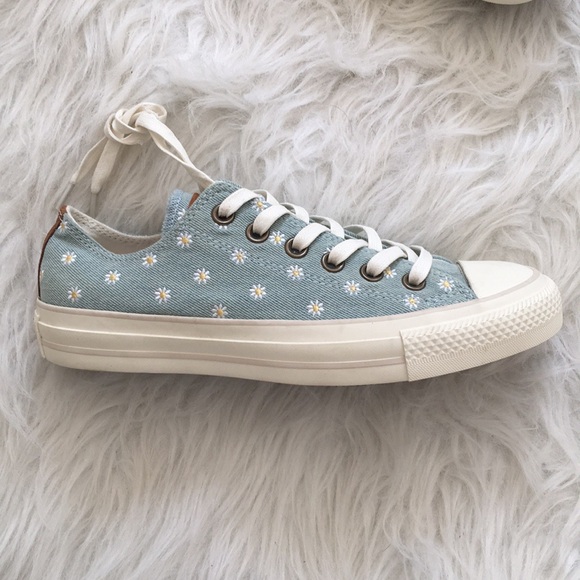 Converse Chuck Taylor Chambray Daisy Sneakers - Picture 3 of 5